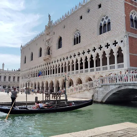 Domus Biennale, Modern In Centre. 公寓