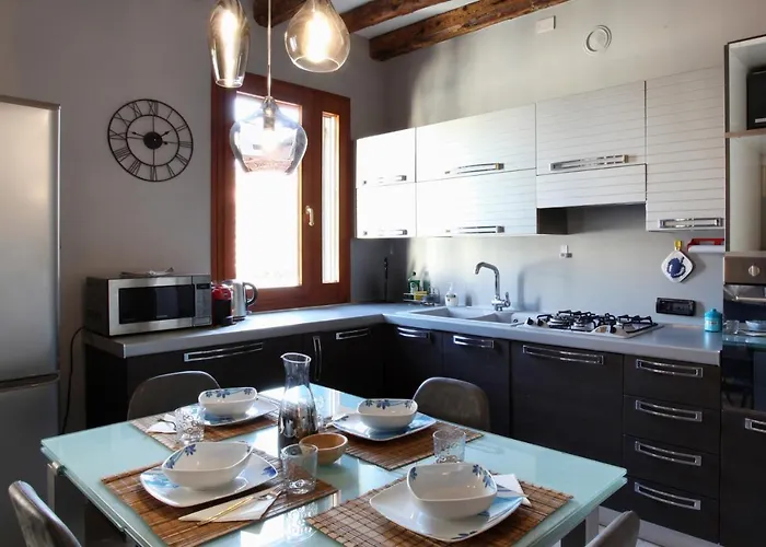 Domus Biennale, Modern In Centre. 公寓