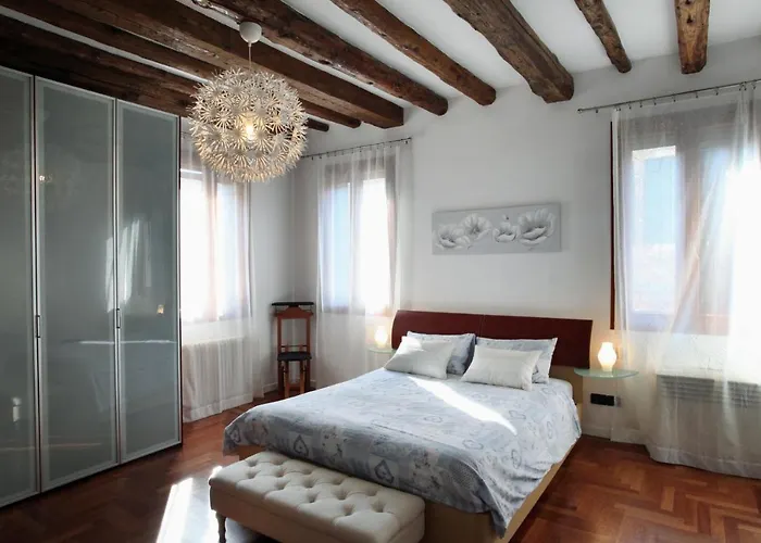 Domus Biennale, Modern In Centre. 威尼斯