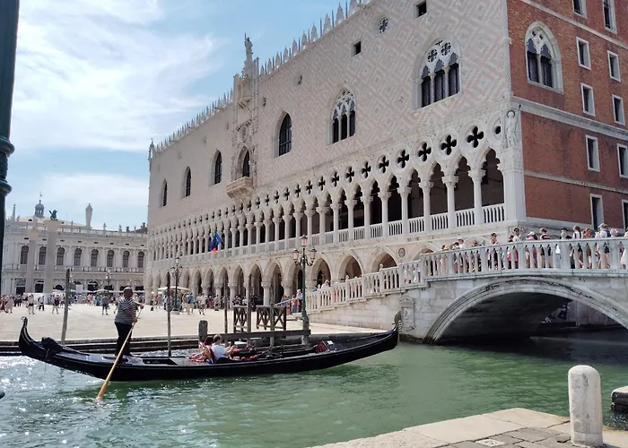 Domus Biennale, Modern In Centre. 公寓