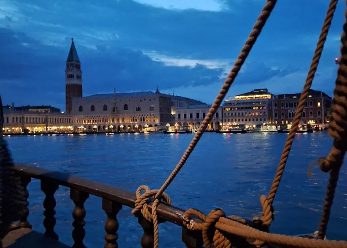 Domus Biennale, Modern In Centre. 公寓 *